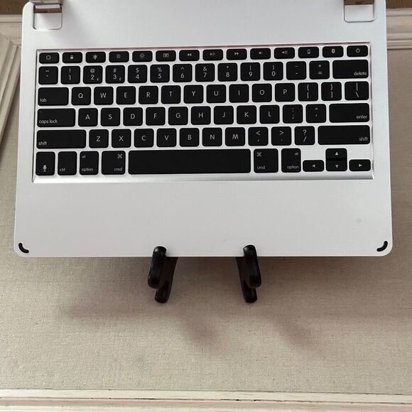 Silver Brydge Pro 12.9 Bluetooth Keyboard for late 2018 model w magnetic cover - Picture 7 of 13